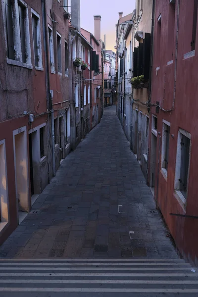 Calle vacía al amanecer en Venecia — Foto de Stock