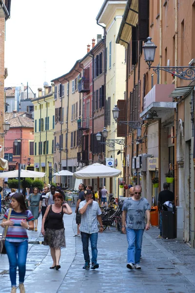 Bir Ferrara Merkezi kalabalık