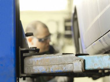 Çalışan bir araba bir araba onarım istasyonu onarır