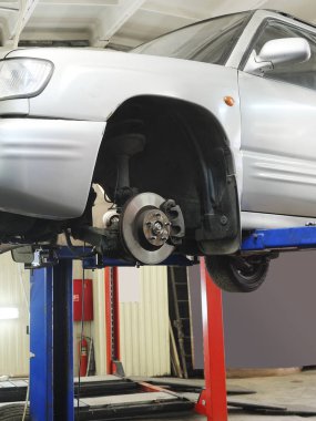 Arabanın içinde bir araba onarım istasyonu