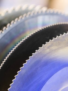 Diskler otomatik bir testere