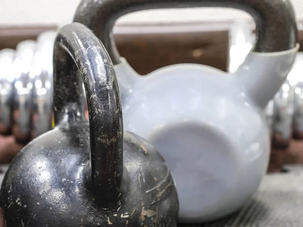 Bir fitness salonunda ağırlık