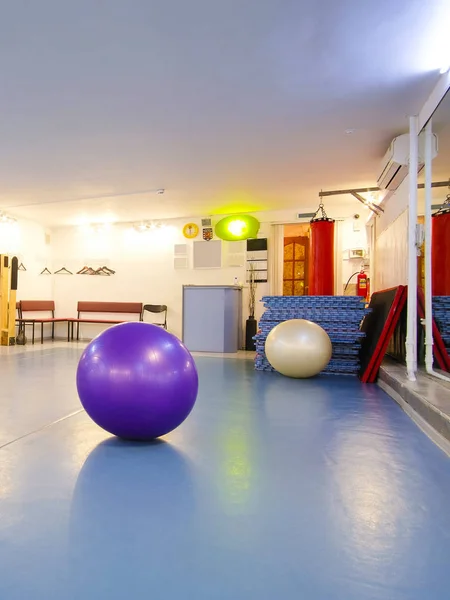 Fitnessapparatuur in een fitness zaal — Stockfoto