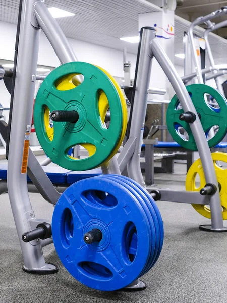 Equipamentos de fitness em uma sala de fitness — Fotografia de Stock