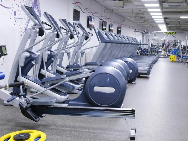 Equipamentos de fitness em uma sala de fitness — Fotografia de Stock