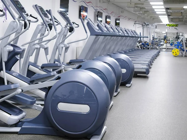 Fitnessapparatuur in een fitness zaal — Stockfoto