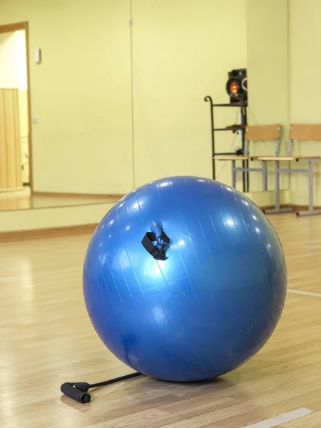 Appareils de fitness dans une salle de fitness — Photo