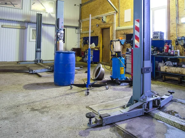 Olie uitrusting in een auto reparatie-station wijzigen — Stockfoto