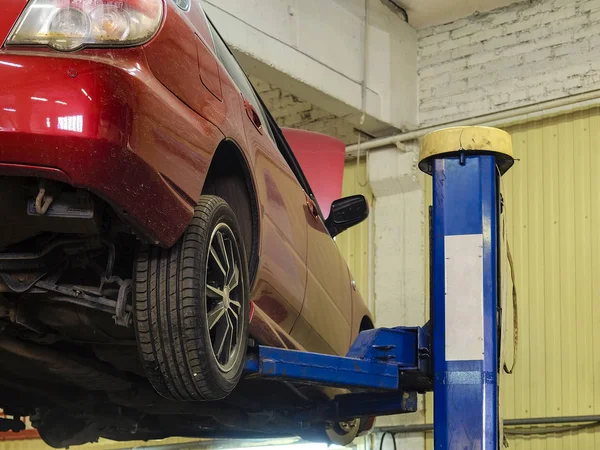 Coche en una estación de reparación de automóviles —  Fotos de Stock