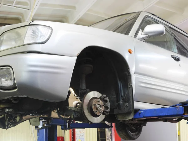 Auto in een auto reparatie station — Stockfoto