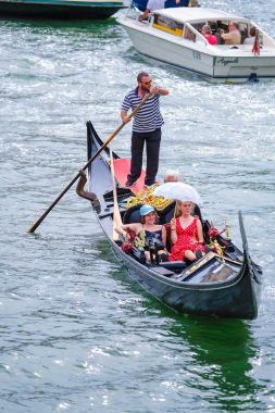 bir kanalda Venedik'te gondol