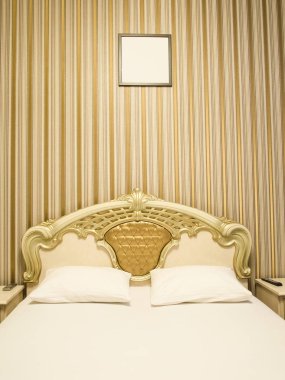 Bir otel odasının içinde.