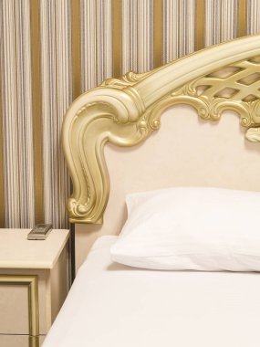 Bir otel odasının içinde.