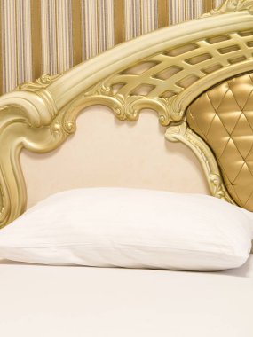 Bir otel odasının içinde.