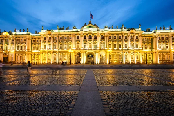 Edificio de Ermita y Palacio de Invierno en Sankt-peterburg —  Fotos de Stock