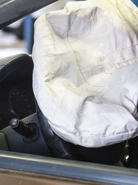 Интерьер автомобиля с открытой подушкой безопасности — стоковое фото