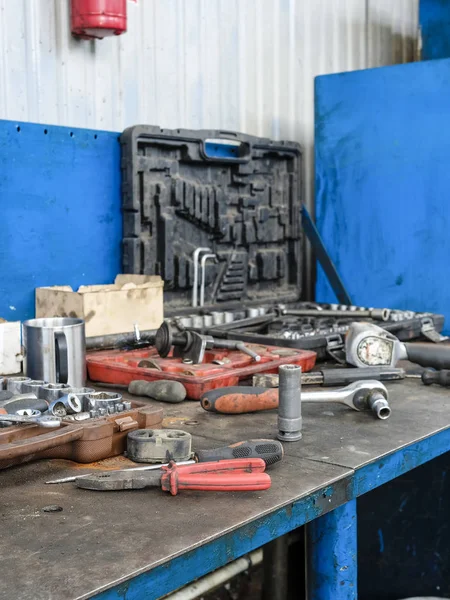 Posto di lavoro in una stazione di riparazione auto — Foto Stock