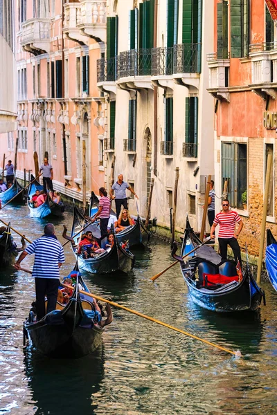 Gondel op een kanaal in Venetië — Stockfoto