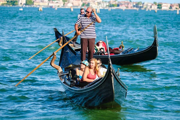 Egy csatornán, a velencei gondola — Stock Fotó