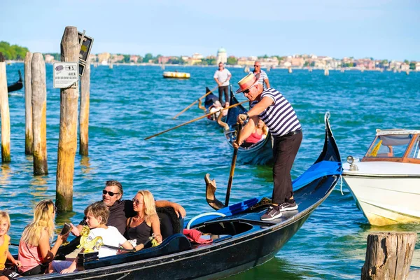 Bir kanalda Venedik'te gondol — Stok fotoğraf