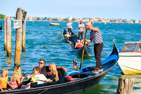 bir kanalda Venedik'te gondol