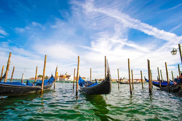 Gondol på en kanal i Venedig — Stockfoto
