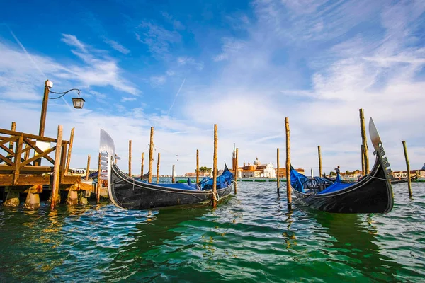 Gondol på en kanal i Venedig — Stockfoto