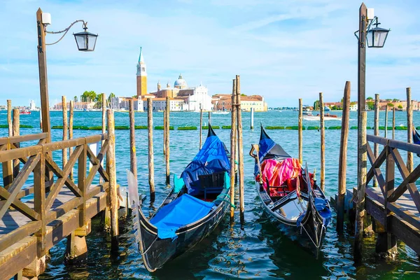 Gondol på en kanal i Venedig — Stockfoto