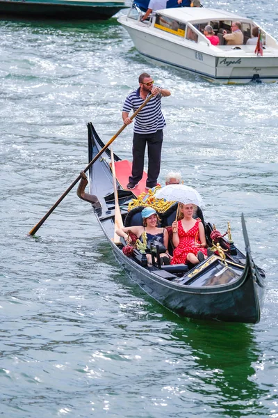 Гондола на канале в Венеции — стоковое фото