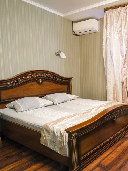 Interno di una camera da letto d'albergo — Foto Stock