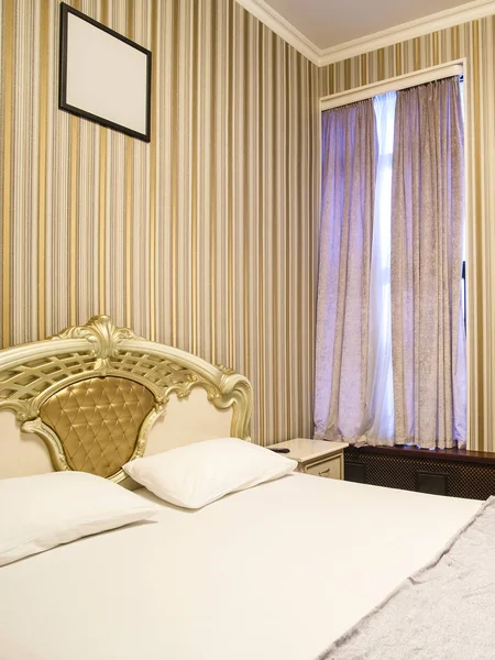 Bir otel odasının içinde.