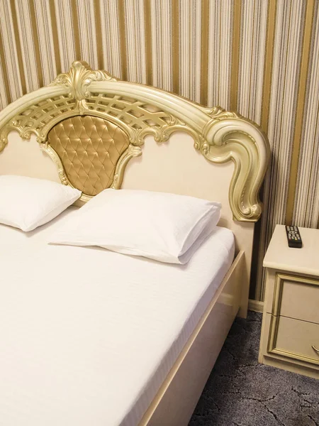 Bir otel odasının içinde.