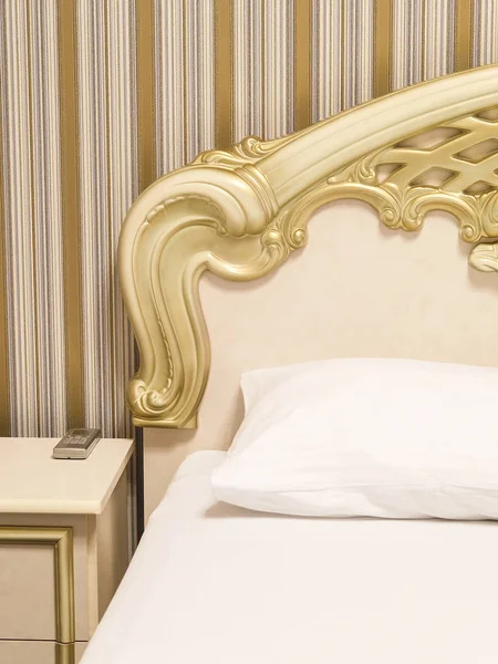 Bir otel odasının içinde.