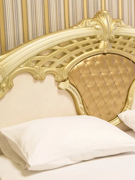 Bir otel odasının içinde.