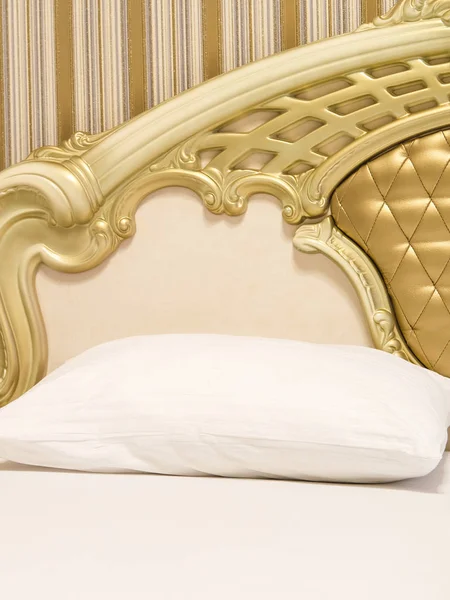 Bir otel odasının içinde.