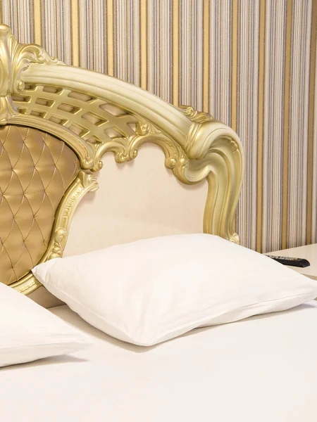 Bir otel odasının içinde.