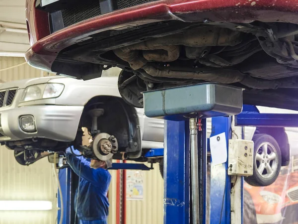 Auto in een auto reparatie station — Stockfoto