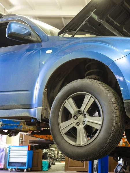 Auto in een auto reparatie station — Stockfoto