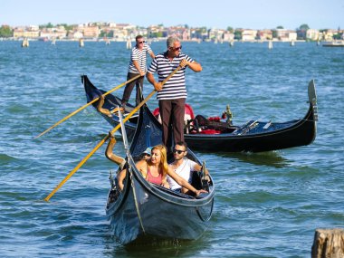bir kanalda Venedik'te gondol
