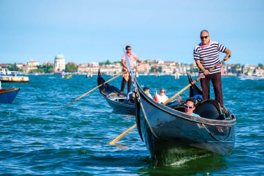 bir kanalda Venedik'te gondol