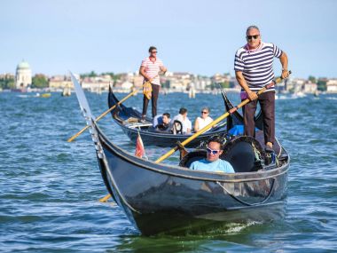 bir kanalda Venedik'te gondol