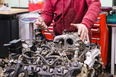 Çalışan bir araba bir araba onarım istasyonu onarır