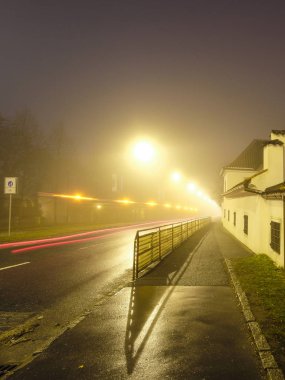 gece Prag'da sokak