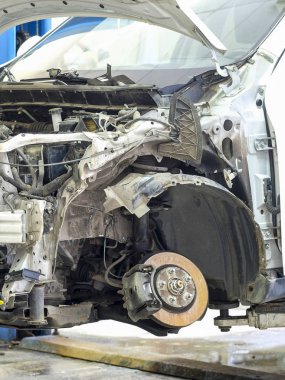 Arabaya kaportacı bir araba onarım istasyonu