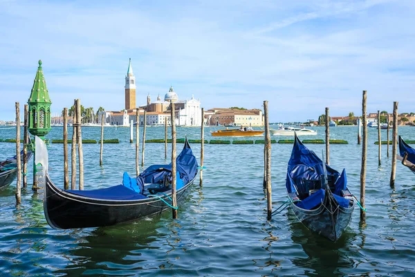 Gondoler på en kanal i Venedig — Stockfoto