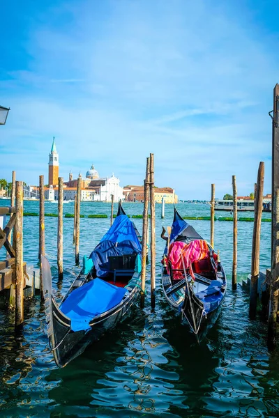 Gondoler på en kanal i Venedig — Stockfoto