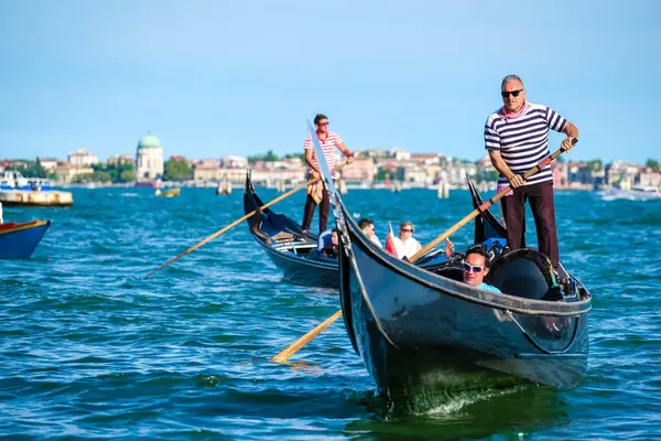 bir kanalda Venedik'te gondol