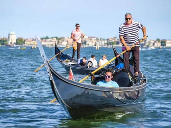 bir kanalda Venedik'te gondol