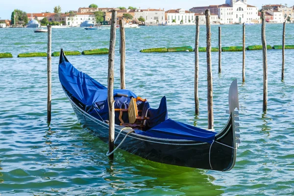 Гондоли на канал у Венеції — стокове фото
