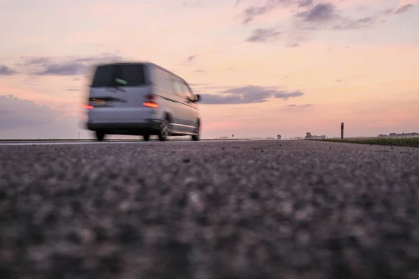 Highway bij een zonsondergang in Wit-Rusland — Stockfoto